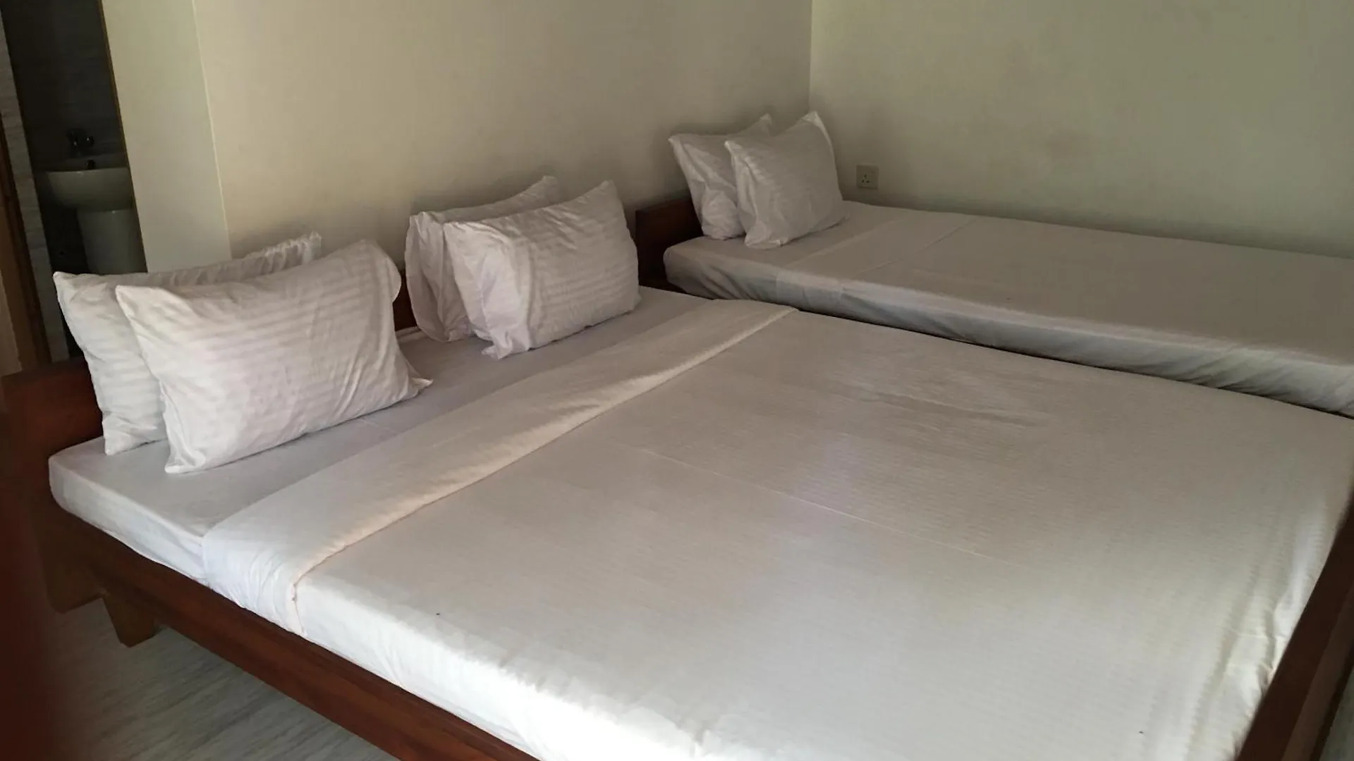 Lion Den Airport Transit Hotel, By Lion Voyages Private Limited, Free Airport Pickup & Drop, Free Wi-Fi , Excellent Customer Service Katunayaka